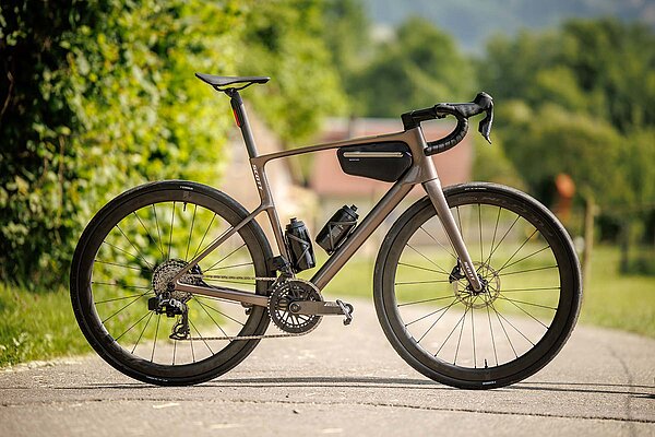 Rennrad von Scott mit Rahmentasche.