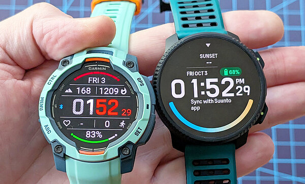 Sport-Smartwatches von Garmin (links) und Suunto.