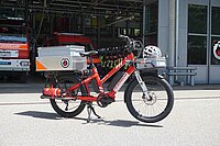 Das Feuerwehrvelo von Benno Bikes steht vor dem Feuerwehrdepot in Köniz bereit.