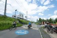 Velofahrer auf Radweg in Luzern.