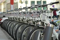 Leihräder in einem Fahrradständer in Wien. 