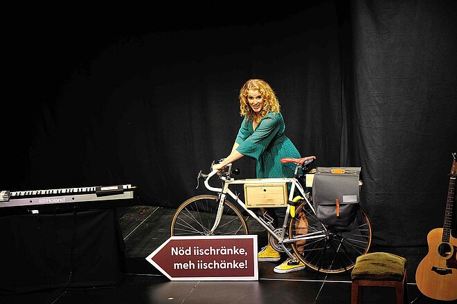 Monika Romer präsentiert ihren Radgeber mit viel Musik und Comedy. (Foto: ZVG) Monika Romer macht mit ihrem Velo Comedy auf der Theaterbühne.