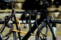 Ein Fahrrad ist mit vielen Veloschlössern angekettet.