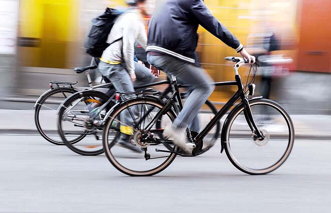 Bike to Work ist die grösste Gesundheitsförderaktion der Schweiz. Bike to Work ist die grösste Gesundheitsförderaktion der Schweiz. Personen fahren auf Velos,