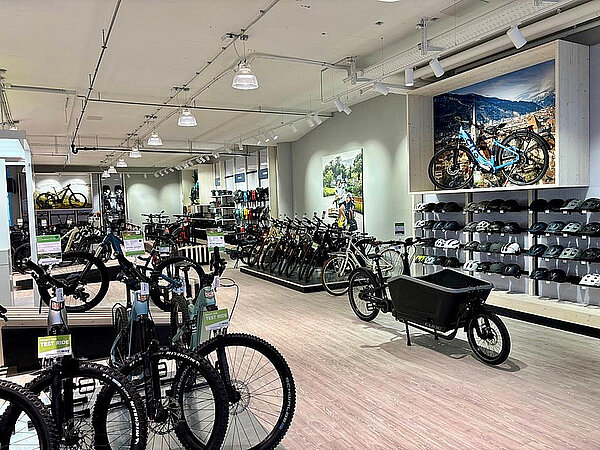 M-Way im Chur. Modernes Fahrradgeschäft mit grosser Ladenfläche.