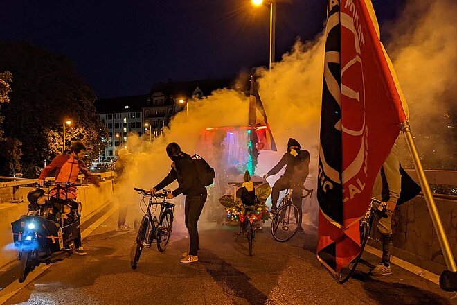 Solidäritätsfonds zur Legalisierung des Velofahrens Velorution. Critical Mass in Zürich.