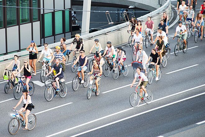 Viele Velofahrerinnen und Velofahrer nehmen an der Critical Mass in Zürich teil