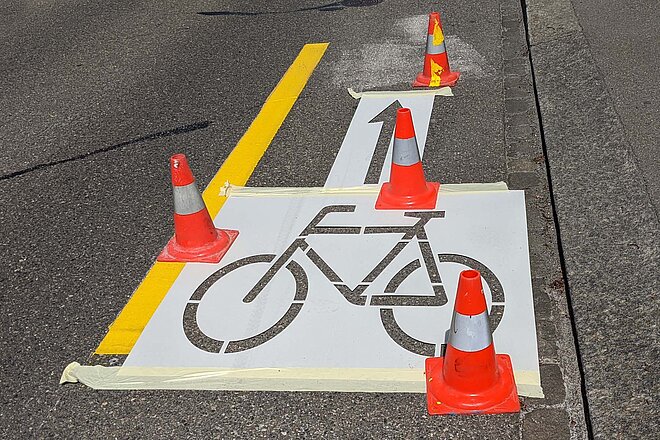 In der Stadt Zürich übernimmt Simone Brander das Verkehrsdepartment. Ein Velosignet wird auf einer Strasse aufzgezeichnet.