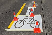 In der Stadt Zürich übernimmt Simone Brander das Verkehrsdepartment. Ein Velosignet wird auf einer Strasse aufzgezeichnet.