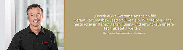 Ein Mann lacht in die Kamera