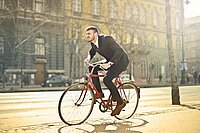 Geschäftsmann auf einem Velo in der stadt