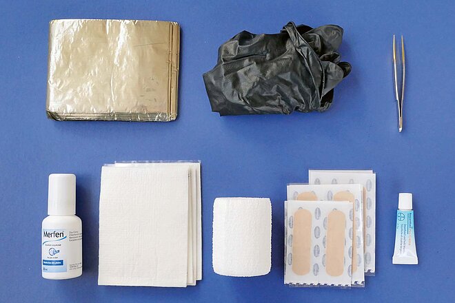 Das Nötigste gegen kleine Schrammen und Blessuren unterwegs Inhalt eines Erstehilfe-Kits
