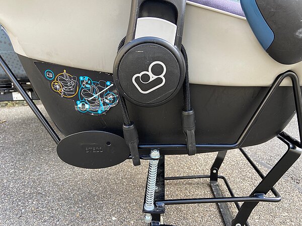 Maxi Cosi mit Gummispannern auf Adapter Steco gespannt