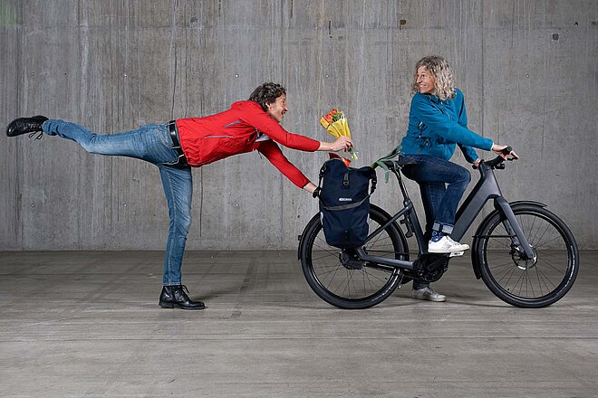 Ein Mann gibt einer Frau Blumen
