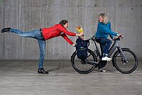 Ein Mann gibt einer Frau Blumen