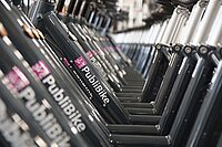 Rahmen von Publibike Bikesharingvelos sind hintereinander aufgereiht