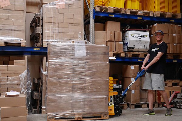 Tobias Schär packt im Lager von Veloblitz an.