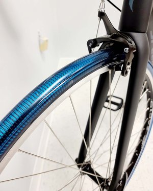 Metl Smart Tire Company Fahrradreifen ohne Schlauch und Luft. Velopneu mit blauer Lauffläche.