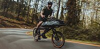 Neuheiten der Eurobike. Ein Mann fährt mit dem Velo auf einer Strasse im Wald.