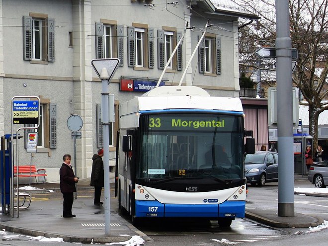 Zürcher Stadtbus an der Endhaltestelle Tiefenbrunnen
