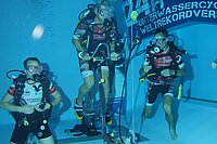 Neuer Welterkord im Unterwasser-Cycling. Taucher auf einem Velo.