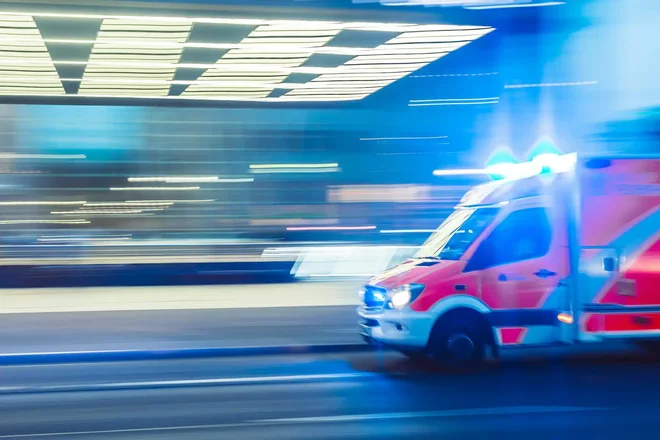 Ambulanzfahrzeug mit Blaulicht.