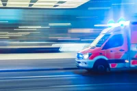 Ambulanzfahrzeug mit Blaulicht.