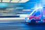 Ambulanzfahrzeug mit Blaulicht.
