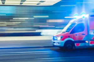 Ambulanzfahrzeug mit Blaulicht.