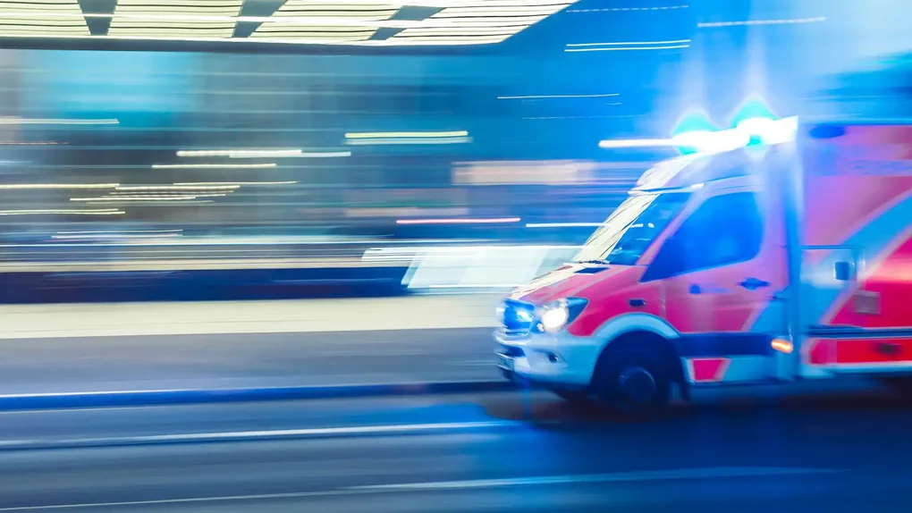 Ambulanzfahrzeug mit Blaulicht.