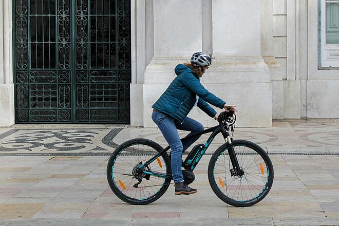 Frau auf einem E-Bike