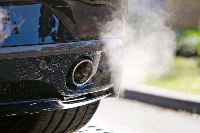 Katalysatoren in Autos funktionieren nur, wenn sie heiss sind. Abgase kommen aus einem Auspuff.