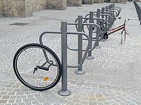 Velorad an Veloständer. Gestohlenes Velo.