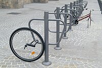 Velorad an Veloständer. Gestohlenes Velo.