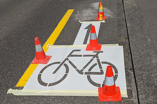 Das Veloweggestz tritt am 1. Januar 2023 in Kraft. Fahrradmarkierung auf einer Strasse.