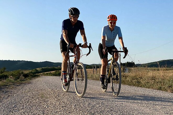 Gravelbiker auf einer Kiessstrasse.
