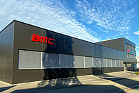 Firmengebäude mit der Aufschrift BMC.