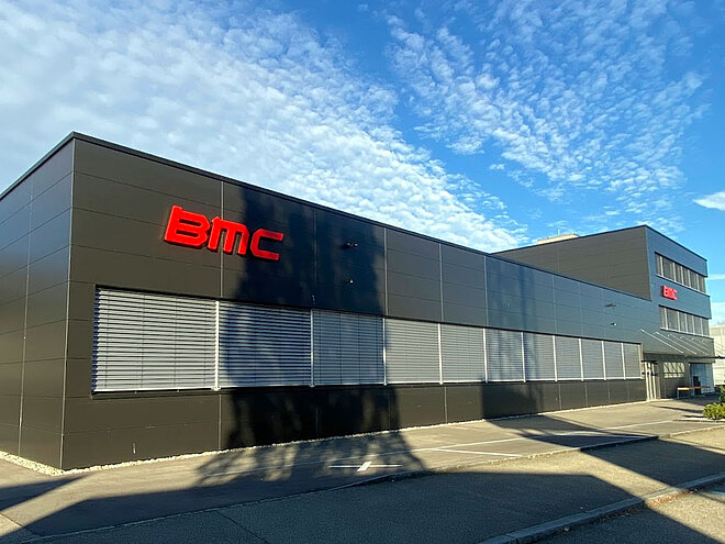 Firmengebäude mit der Aufschrift BMC.