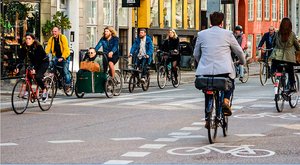 ZIV Studie Speed-Pedelecs. Radweg mit vielen Radfahrenden in Kopenhagen.