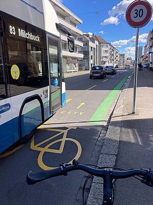 Velovorzugsroute Baslerstrasse Zürich. Bus fährt auf Veloweg.