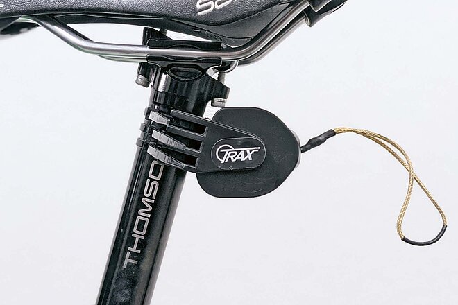 Das Abschleppseil von Trax wird mit Kabelbindern an der Sattelstütze montiert. (Foto: Fabian Baumann) Abschleppseil von Trax an einer Sattelstütze