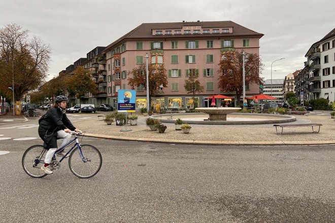 Velofahrerin fährt über den Bullingerplatz Kreisel in Zürich