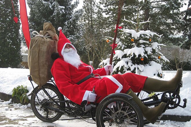 Weihnachtsmann auf einem Liegerad