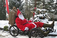 Weihnachtsmann auf einem Liegerad