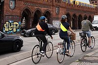 Velofahrer auf der Oberbaumbrücke in Berlin.