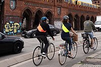 Velofahrer auf der Oberbaumbrücke in Berlin.