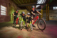 Kinder und Jugendliche auf Woom-Bikes.