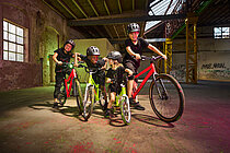 Kinder und Jugendliche auf Woom-Bikes.