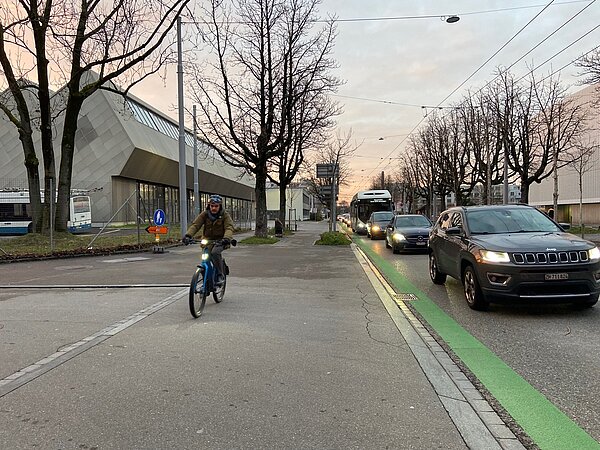 Velovorzugsroute Bullingerstrasse mit Autostau und Velo auf dem Trottoir