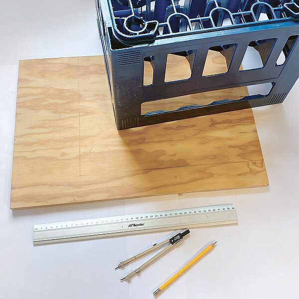 Getränkekiste auf Holzplatte DIY Anleitung Velojournal